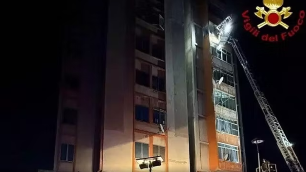 Panik në Itali, përfshihet nga flakët qiellgërvishtësja, qindra të evakuuar