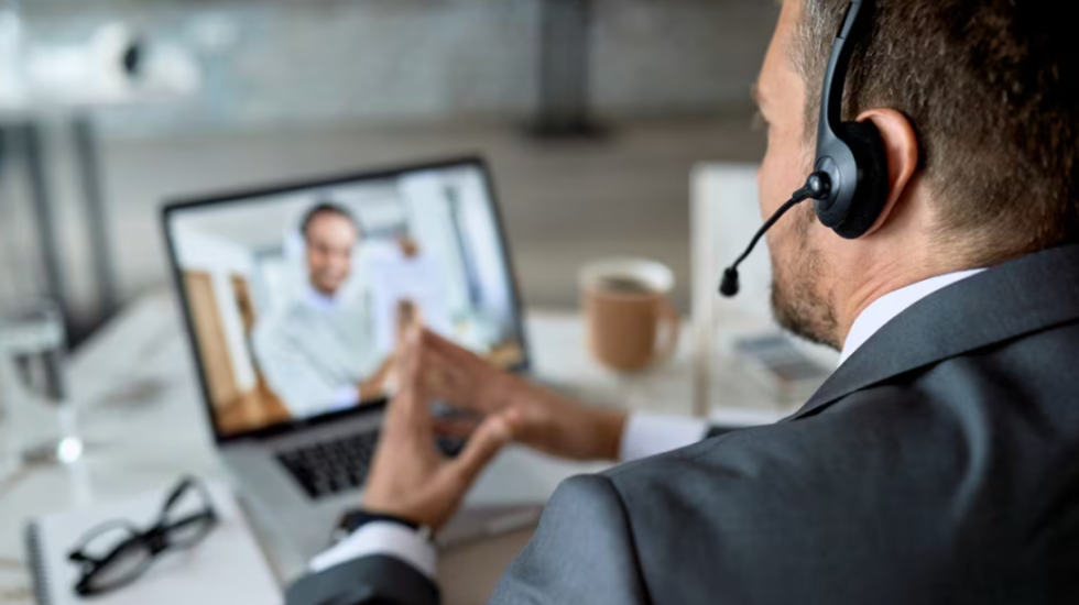 Menduan se do të ishte urim për Vitin e Ri, kompania shkarkon nga puna me videokonferencë 70 punonjës