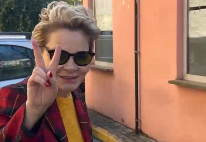 Monika Kryemadhi në GJKKO, përshëndet me dy gishta