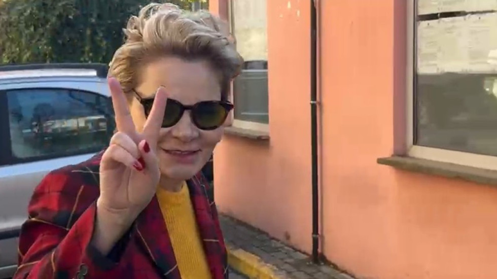 Monika Kryemadhi në GJKKO, përshëndet me dy gishta