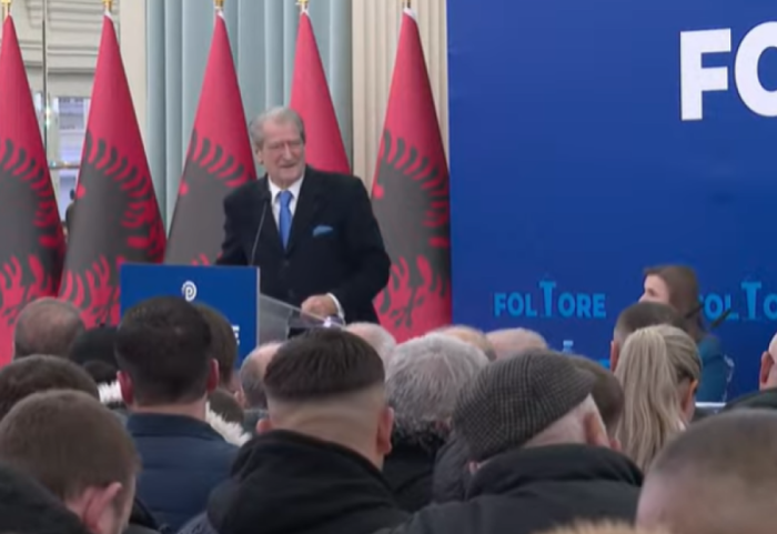 Berisha vijon Foltoren: Baronët e drogës ndërtojnë kulla, shqiptarët marrin rrugët e botës