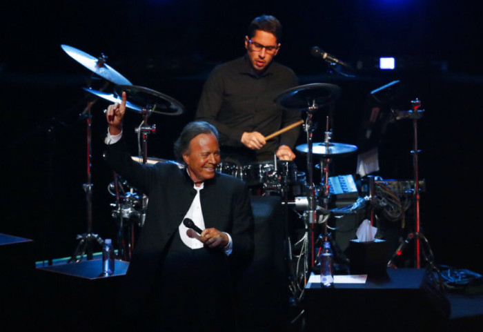 Këngëtari Julio Iglesias hetohet në Spanjë për sulm seksual