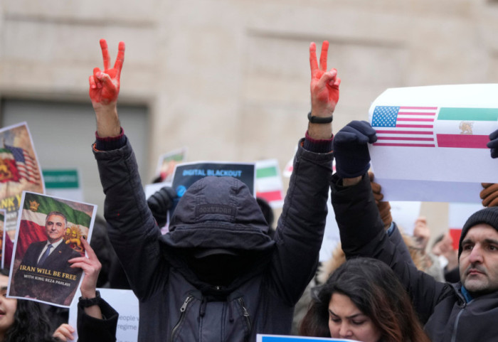 "Ndihma është duke ardhur", Trump inkurajon protestuesit në Iran. Shkon mbi 2400 numri i viktimave