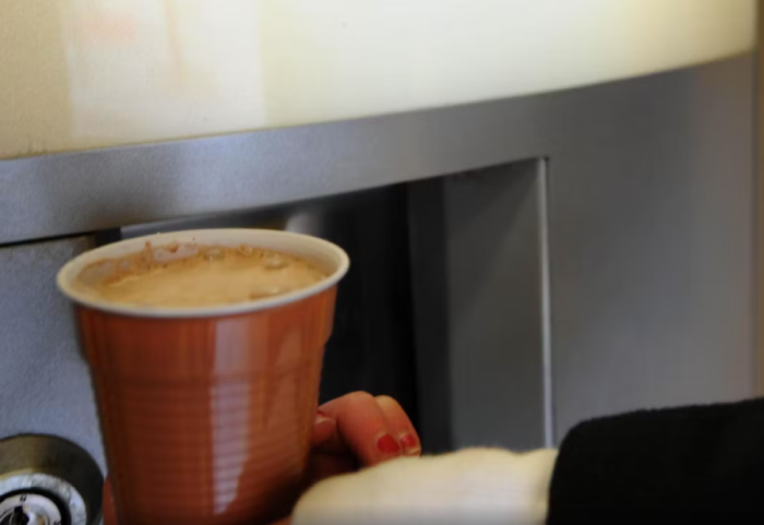 E pushuan nga puna se mori 1 euro nga makineta e kafesë, kompania detyrohet t’i paguajë 18 paga