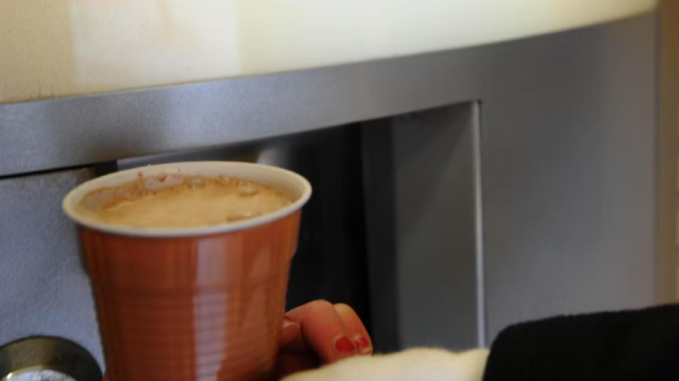 E pushuan nga puna se mori 1 euro nga makineta e kafesë, kompania detyrohet t’i paguajë 18 paga