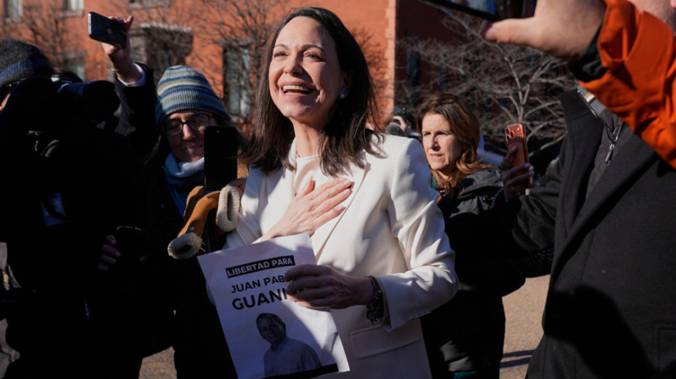 Fituesja e Çmimit Nobel për Paqen nga Venezuela ia dorëzon medaljen e saj Trumpit