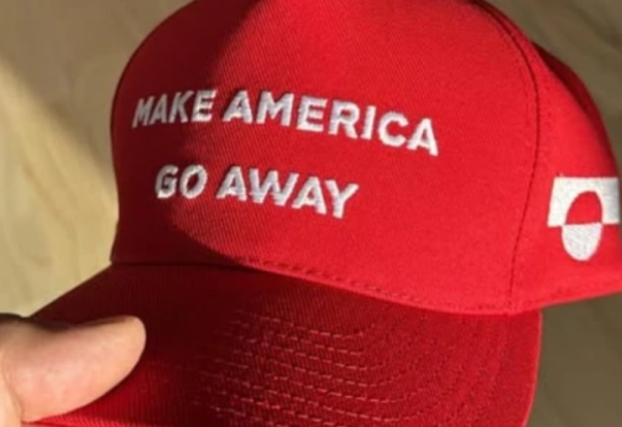 Kapelat anti-Trump "pushtojnë" Groenlandën, banorët ironizojnë sloganin "MAGA"