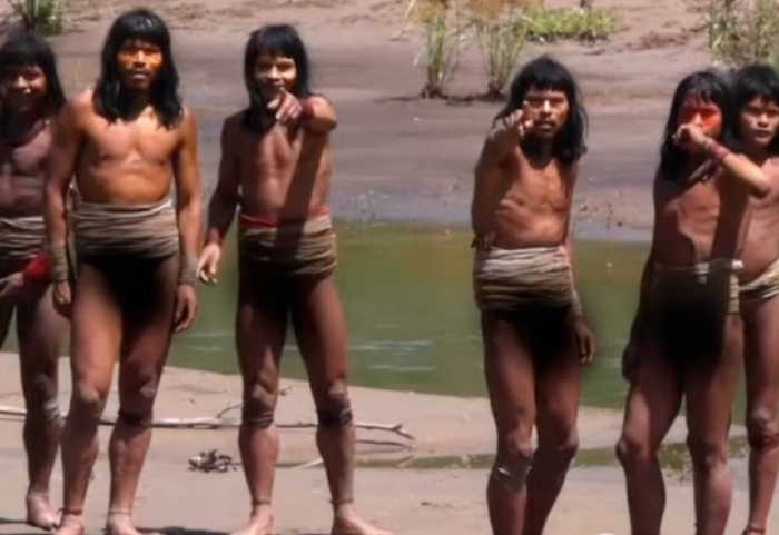 Zbulohet një video e rrallë nga një fis që jeton i izoluar në Amazonë