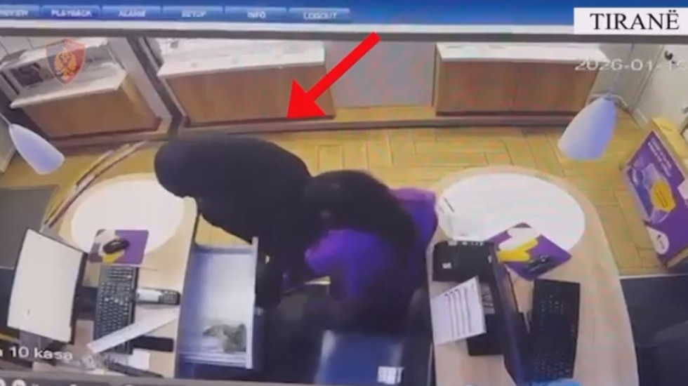 Kërcënoi shitëset me thikë dhe vodhi tre dyqane, në pranga i riu