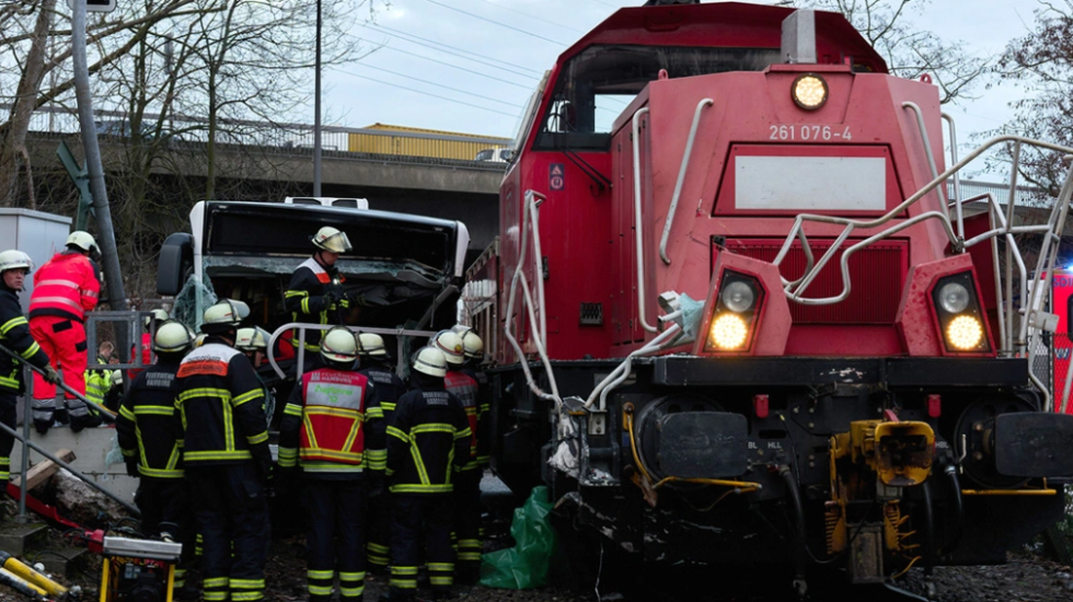 Treni përplas autobusin mbi shina në Hamburg, ka viktima