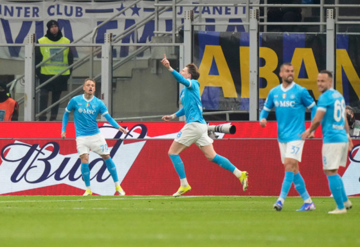 Napoli rikthehet te fitorja, mund Sassuolon 1-0