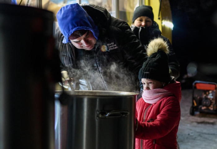 Radhë për një pjatë gjellë të ngrohtë, banorët në rrugë në mes të acarit