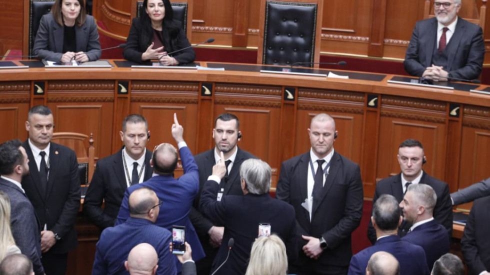 “Dorëzoja Ballukun drejtësisë,” sesioni i ri parlamentar nis me tensione në Kuvend