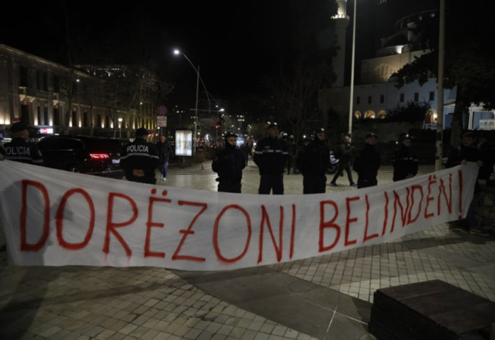 Lëvizja Bashkë, protestë para Kuvendit: Dorëzoni Belindën!