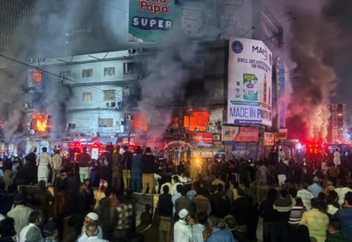 Zjarri pushton qendrën tregtare në Karaçi, me dhjetëra viktima, mbi 60 të zhdukur