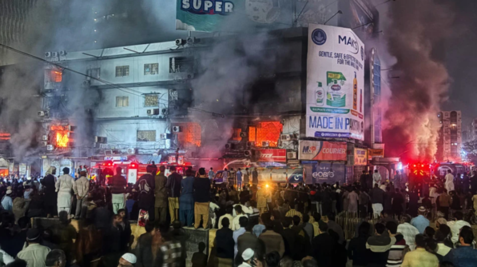 Zjarri pushton qendrën tregtare në Karaçi, me dhjetëra viktima, mbi 60 të zhdukur