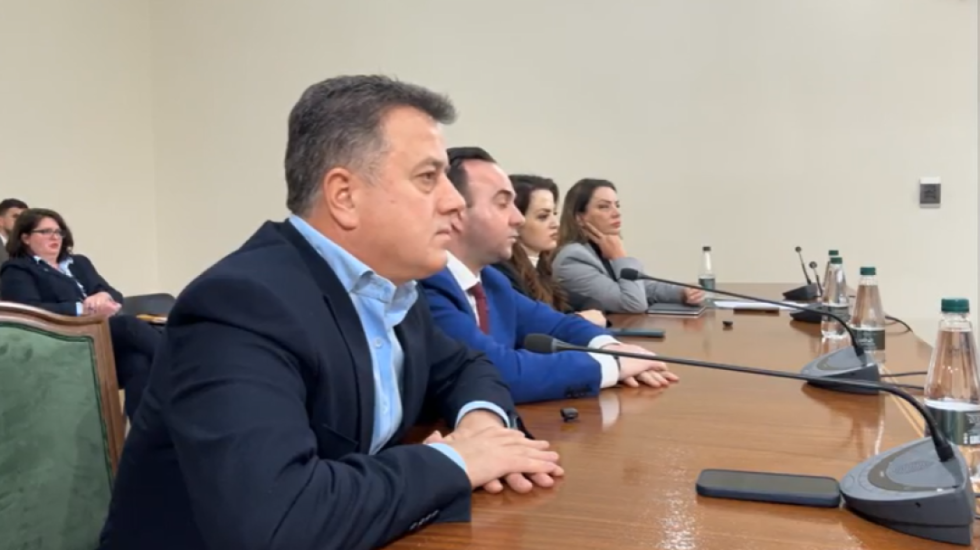 PD ankimoi përjashtimin e deputetëve, mblidhet Byroja e Kuvendit, Këlliçi: Na tërhoqët zvarrë