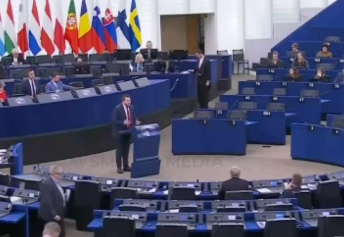 Rrezikut të luftës i shtohen edhe ofendimet, eurodeputeti ekstremist sulmon ashpër Trump