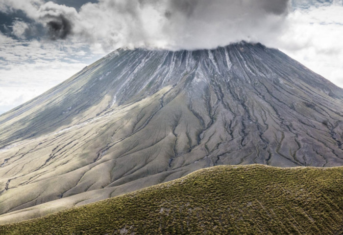 Vullkani më unik në botë ndodhet në Tanzani, llavë “e ftohtë” dhe me ngjyrë të bardhë