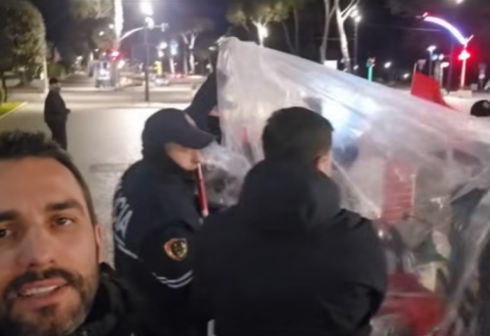 Adriatik Lapaj mbetet sërish pa tendë, policia ndërhyn gjatë natës