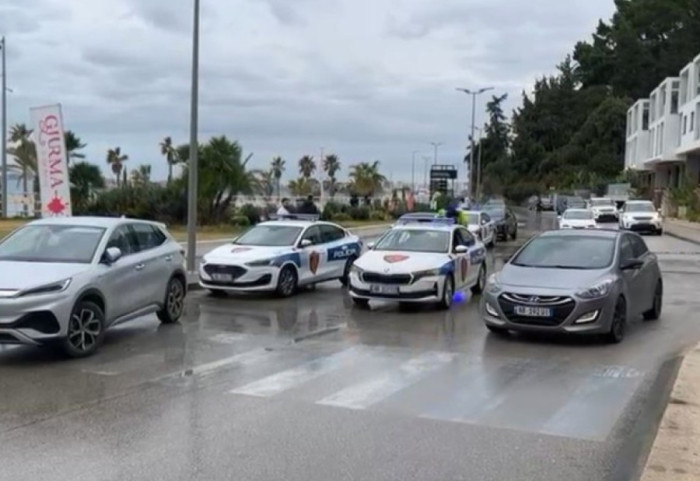 Masa të forta sigurie dhe autokolonë, Jared Kushner dhe Ivanka Trump mbërrijnë në Vlorë