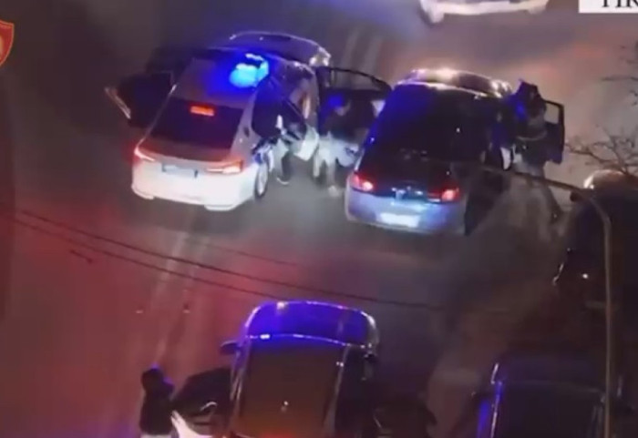 VIDEO/ Me dy kallashnikovë fshehur në trup, goditet grupi që shiste armë