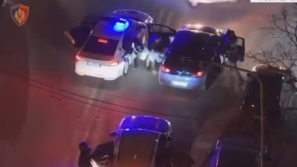 VIDEO/ Me dy kallashnikovë fshehur në trup, goditet grupi që shiste armë