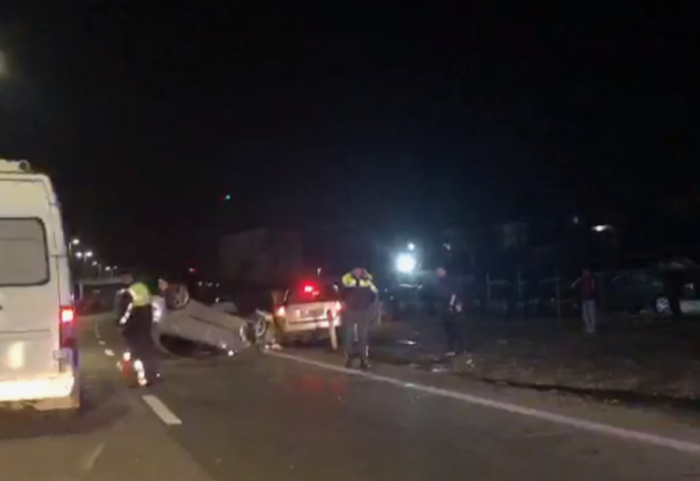 Makina përplaset me shtyllën në Lezhë, më pas përmbyset në rrugë