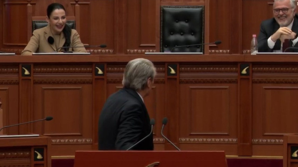 Sali Berisha e akuzon nga foltorja e parlamentit, Belinda Balluku shkrihet gazit