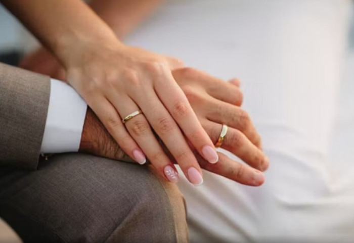 “Unazat e divorcit”, trendi i ri që po ndryshon mënyrën si rrëfehet ndarja