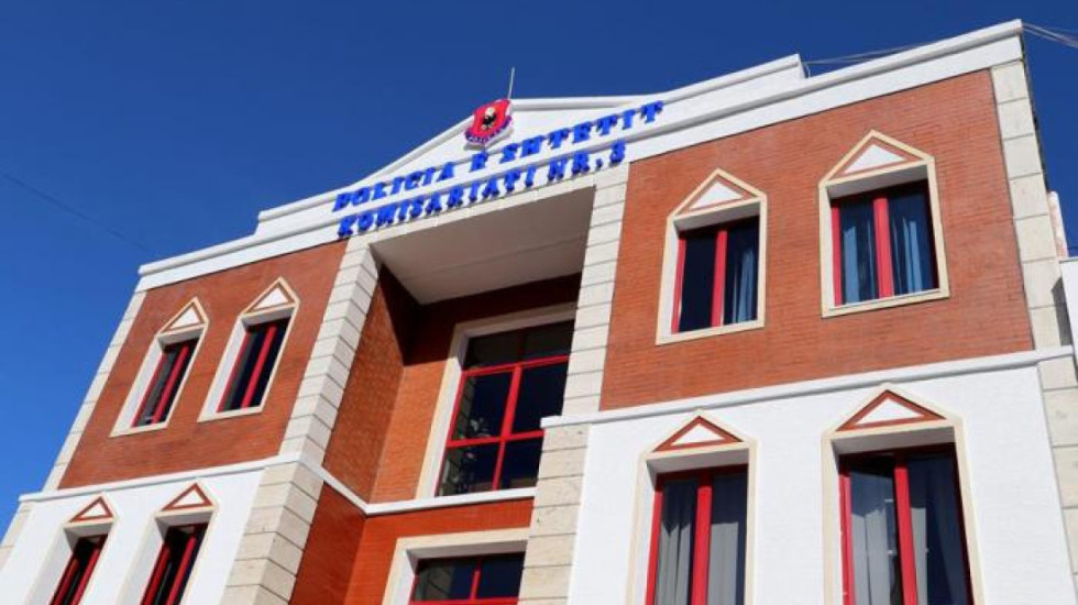 Dhunuan policen në komisariat, arrestohen dy motra në Tiranë