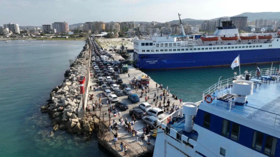 Moti i keq godet Vlorën, ndalohet dalja në det e disa anijeve