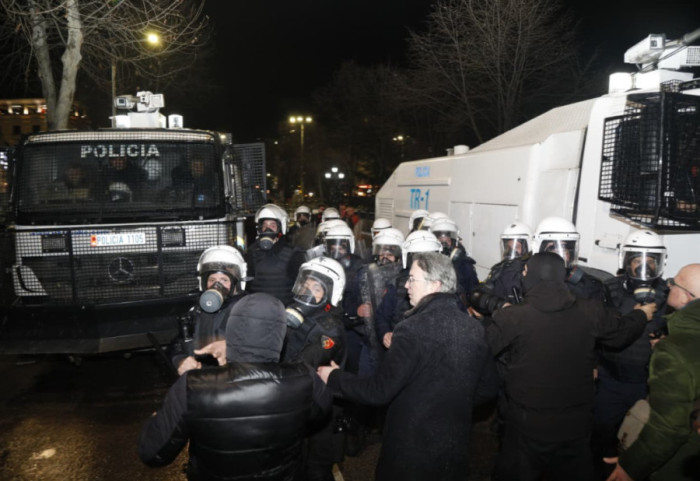 Dhuna në protestë, reagon zyrtarisht policia: 11 efektivë të lënduar