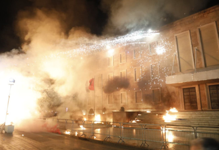 Dhuna në protestën e PD, 18 të arrestuar, 17 të proceduar, mes tyre 4 zyrtarë të PD