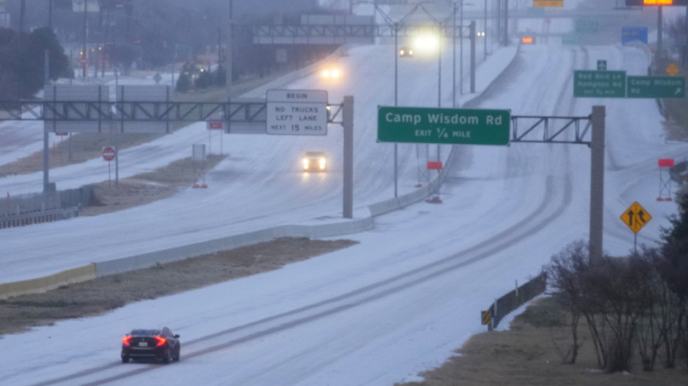 Stuhia e borës “gjunjëzon” SHBA, mijëra njerëz pa energji, probleme në aeroporte