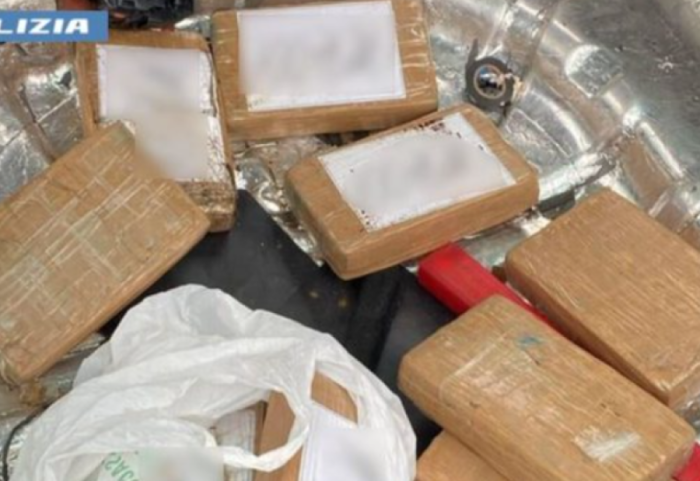 Kishte sjellje të dyshimtë, policia i gjen 30 kg kokainë shqiptarit