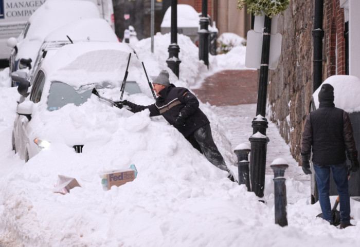 Rritet bilanci i viktimave nga moti i keq në SHBA, mijëra fluturime të anuluara