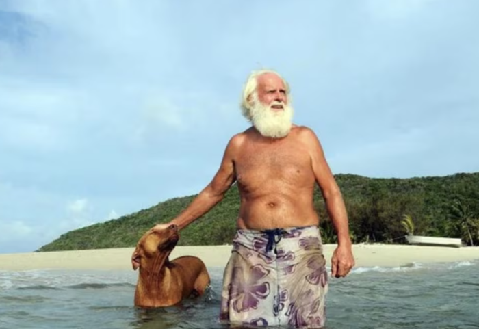 Burri që hoqi dorë nga 1 miliard dollarë për të jetuar në ishullin e shkretë
