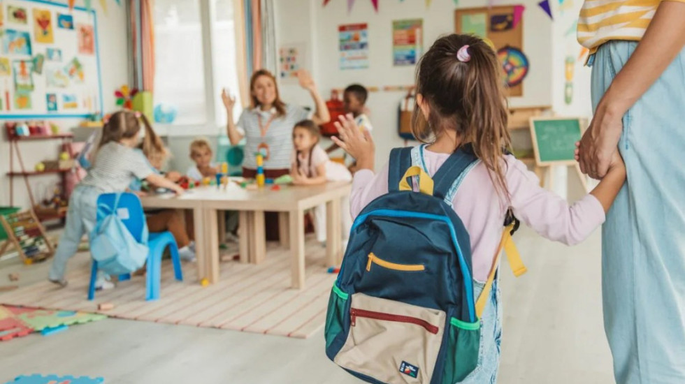 Shkollë në verë, Italia gati të ndryshojë pushimet e nxënësve