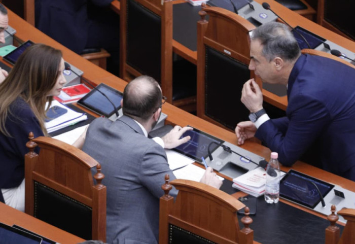 “Edhe sot, probleme serioze me frymëmarrjen”, Bardhi akuzon policinë për dhunë në protestë