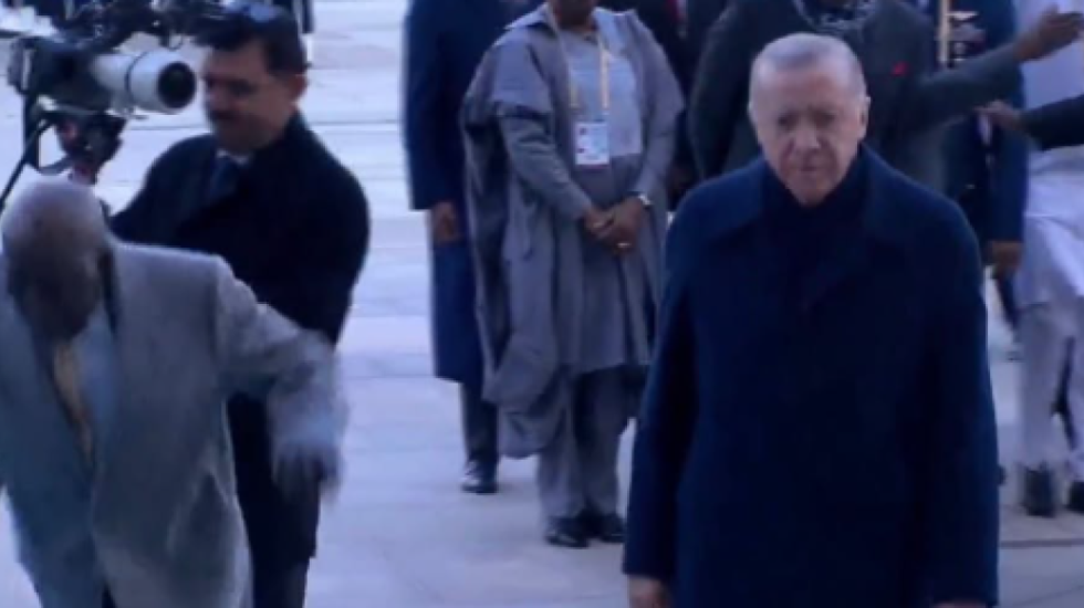 Presidentit të Nigerisë i dridhen këmbët përballë Erdogan, rrëzohet gjatë ceremonisë