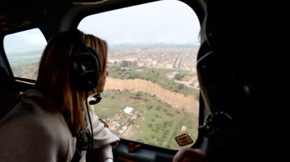 Mbi 2 miliardë euro dëme në Siçili, Meloni sheh nga ajri qytetin italian që po “e përpin” dheu