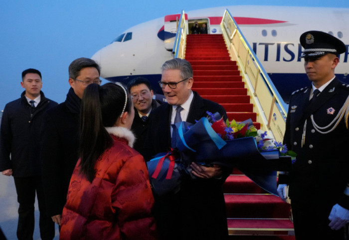 Britania tenton të zbusë “Dragoin” kinez, Starmer zbarkon në Pekin pas 8 viteve të akullta