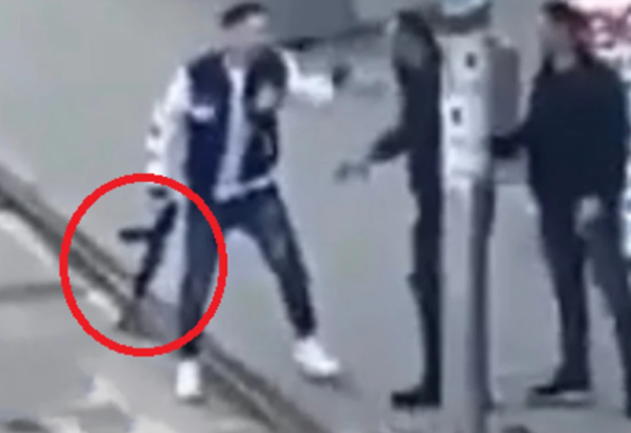 Me kallash në krah hap zjarr në mes të qytetit, pamje si në filma nga Kosova