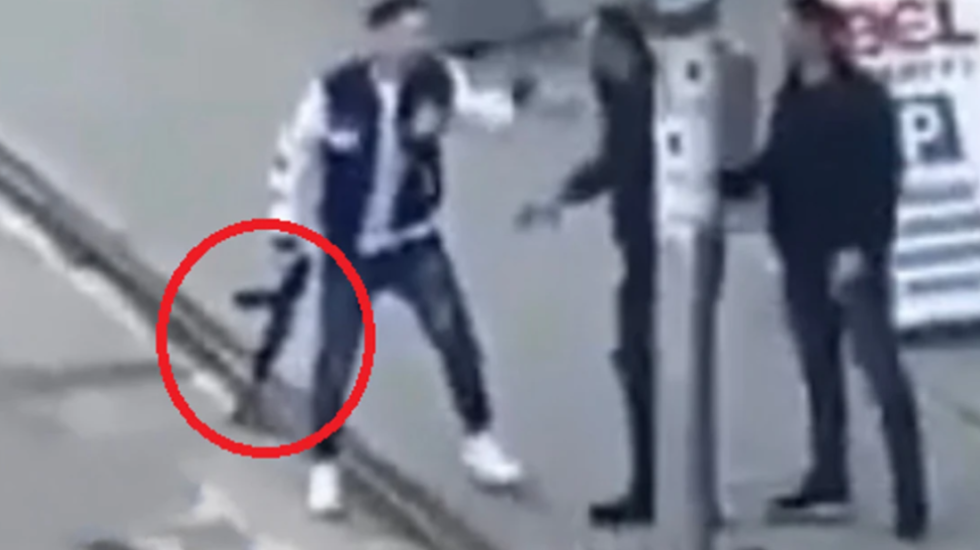 Me kallash në krah hap zjarr në mes të qytetit, pamje si në filma nga Kosova