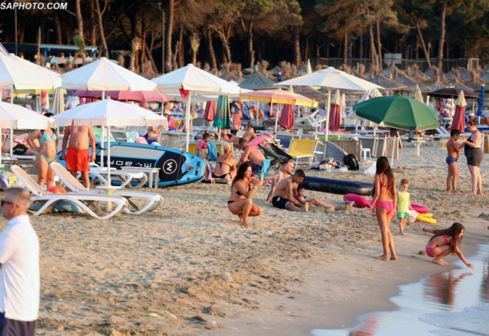 Qeveria vendos kufi çmimesh për shezllongët, edhe plazhet publike me pagesë