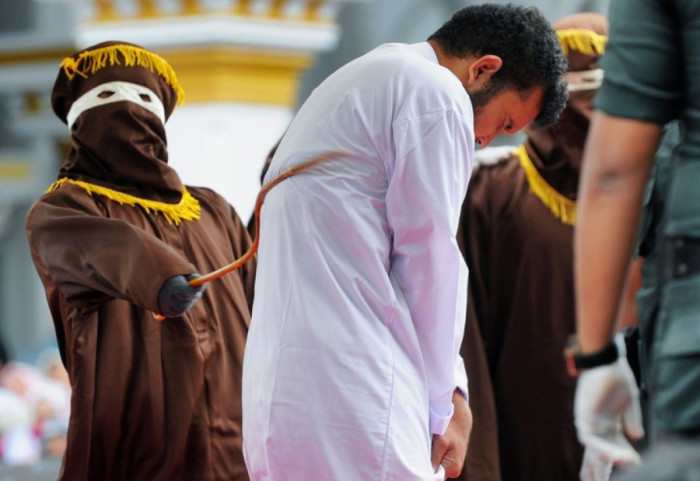 Kishin lidhje jashtëmartesore, çifti rrihet me 140 goditje kamzhiku në mes të sheshit