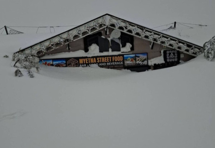 Etna u “pushtua” nga dëbora, 5 metra trashësi në kraterin e vullkanit