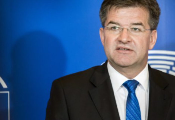 Iu zbuluan mesazhet me Epstein, Lajçak: Ndihem si budalla