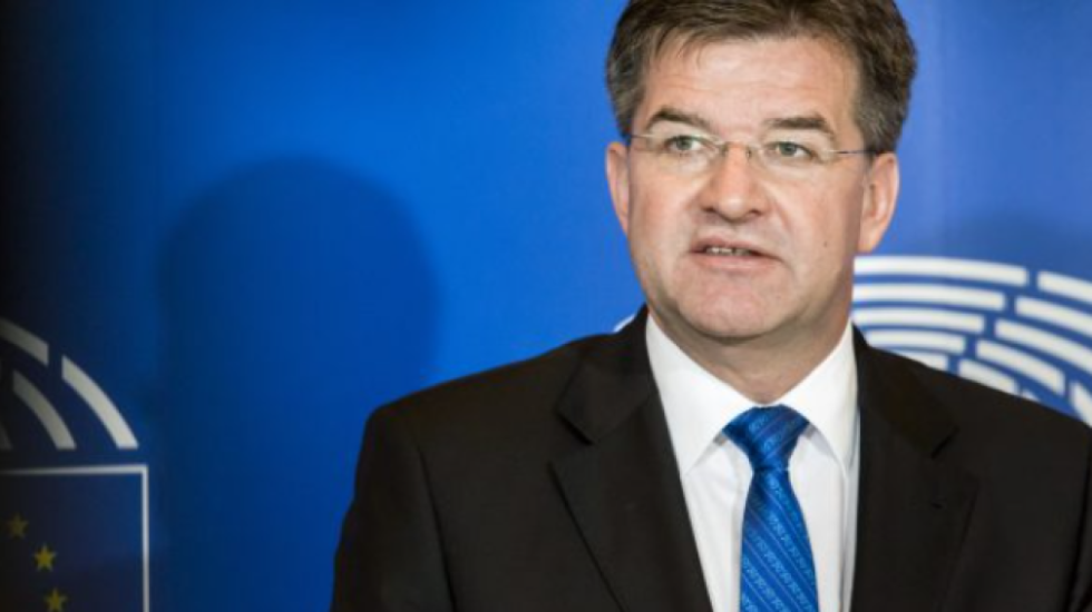 Iu zbuluan mesazhet me Epstein, Lajçak: Ndihem si budalla